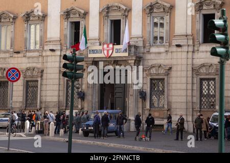 Rom, Italien. Mai 2021. Die Kulisse auf dem Piazza del Gesù in Rom während der Dreharbeiten zur italienischen Fernsehserie „Esterno Notte“ unter der Regie von Marco Bellocchio, die die Geschichte der Entführung von Aldo Moro erzählt. (Foto von Matteo Nardone/Pacific Press) Quelle: Pacific Press Media Production Corp./Alamy Live News Stockfoto