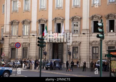 Rom, Italien. Mai 2021. Die Kulisse auf dem Piazza del Gesù in Rom während der Dreharbeiten zur italienischen Fernsehserie „Esterno Notte“ unter der Regie von Marco Bellocchio, die die Geschichte der Entführung von Aldo Moro erzählt. (Foto von Matteo Nardone/Pacific Press) Quelle: Pacific Press Media Production Corp./Alamy Live News Stockfoto