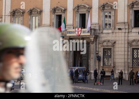 Rom, Italien. Mai 2021. Die Kulisse auf dem Piazza del Gesù in Rom während der Dreharbeiten zur italienischen Fernsehserie „Esterno Notte“ unter der Regie von Marco Bellocchio, die die Geschichte der Entführung von Aldo Moro erzählt. (Foto von Matteo Nardone/Pacific Press) Quelle: Pacific Press Media Production Corp./Alamy Live News Stockfoto