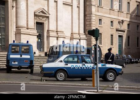 Rom, Italien. Mai 2021. Die Kulisse auf dem Piazza del Gesù in Rom während der Dreharbeiten zur italienischen Fernsehserie „Esterno Notte“ unter der Regie von Marco Bellocchio, die die Geschichte der Entführung von Aldo Moro erzählt. (Foto von Matteo Nardone/Pacific Press) Quelle: Pacific Press Media Production Corp./Alamy Live News Stockfoto