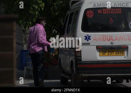 Nee Delhi, Indien : ein Krankenwagen-Fahrer-Desinfektionsmittel der Krankenwagen nach der Aufnahme des Körpers von Covid-positiven Patienten in einem Krematorium in Neu-Delhi, Indien 17. Mai 2021. (Foto von Ishant Chauhan/Pacific Press) Stockfoto