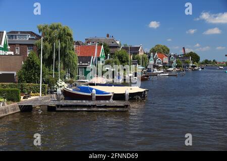 Zaandijk, Niederlande. Malerische Dutch Village View mit Fluss Zaan. Stockfoto