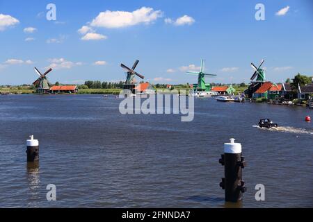 Niederländische Windmühlen in Zaanse Schans. Blick auf die niederländische Landschaft mit dem Fluss Zaan. Stockfoto