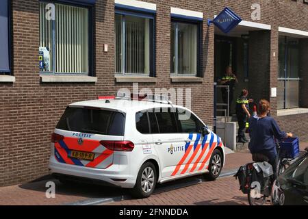 AMSTERDAM, NIEDERLANDE, 7. Juli 2017: Polizisten vor der Polizeistation in Amsterdam, Niederlande. Polizei (politie) beschäftigt mehr als 63.000 Stockfoto