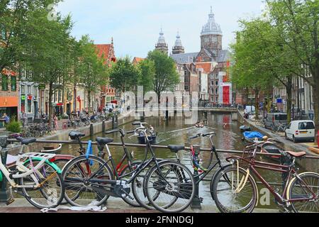 AMSTERDAM, NIEDERLANDE, 8. Juli 2017: Die Menschen besuchen De Wallen Red Light District in Amsterdam, Niederlande. Amsterdam ist bekannt für seine Gesetze entspannt Stockfoto