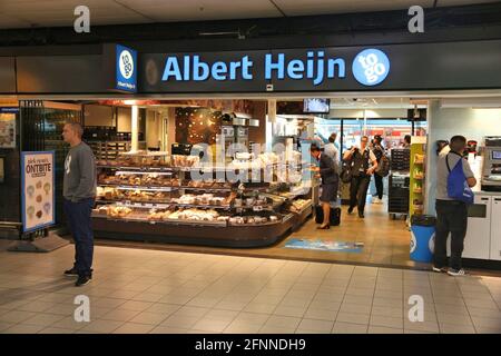 AMSTERDAM, NIEDERLANDE - 7. JULI 2017: Reisende besuchen Albert Heijn 'to go' Convenience Food Store am Flughafen Schiphol in Amsterdam. Schiphol ist die 1 Stockfoto