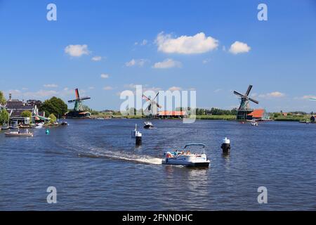 ZAANSE SCHANS, Niederlande - Juli 9, 2017: die Menschen besuchen Zaanse Schans restaurierte Dorf in den Niederlanden. Die beliebte Touristenattraktion hatte 1,6 Mill Stockfoto