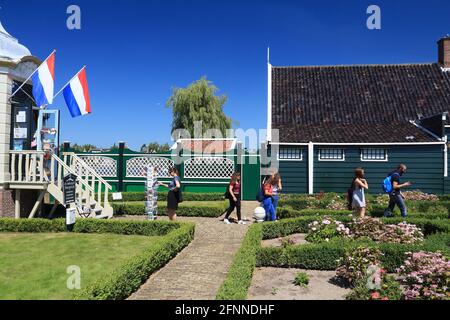 ZAANSE SCHANS, Niederlande - Juli 9, 2017: die Menschen besuchen Zaanse Schans restaurierte Dorf in den Niederlanden. Die beliebte Touristenattraktion hatte 1,6 Mill Stockfoto