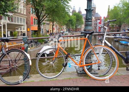 AMSTERDAM, NIEDERLANDE - 10. JULI 2017: Fahrräder geparkt in Oudezijds Voorburgwal in Amsterdam, Niederlande. Amsterdam ist die Hauptstadt der Netthe Stockfoto