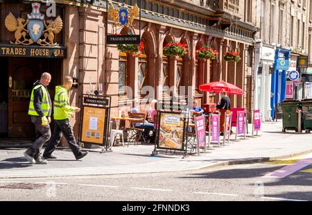 Dundee, Tayside, Schottland, Großbritannien. Mai 2021. UK Wetter: Warme Frühlingssonne in Nordostschottland mit Temperaturen bis zu 15 Grad Covid-19-Sperrbeschränkungen sind jetzt in Dundee auf Stufe 2 gelockert, da die Leute die neuen gelockerten Vorschriften nutzen und sich innerhalb und außerhalb der örtlichen Pubs unterhalten. Die Stufe 2-Beschränkungen ermöglichen es Dundee-Pubs, bis 22.30 Uhr geöffnet zu bleiben, während Gäste draußen das Wetter genießen und in der Trades House Bar im Stadtzentrum speisen und trinken können. Kredit: Dundee Photographics/Alamy Live Nachrichten Stockfoto