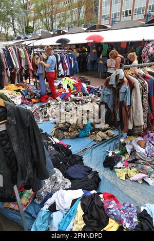 AMSTERDAM, NIEDERLANDE, 8. Juli 2017: Menschen Waterlooplein Markt in Amsterdam, die Niederlande besuchen. Der beliebte Flohmarkt hat bis zu 300 Ständen. Stockfoto