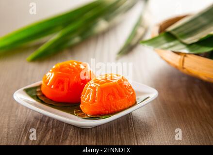 Kuih-Angku (Red Tortoise Cake traditioneller Kuchen aus klejeösem Reismehl Mit Füllung aus roter Bohnenpaste) Stockfoto