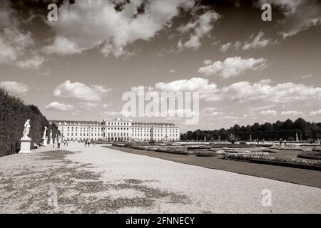 Wien, Österreich - Schloss Schönbrunn, UNESCO-Weltkulturerbe. Sepia-Ton - Retro-Schwarzweiß-Farbgebung. Stockfoto