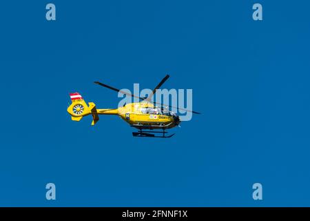 Wien, Österreich 31 March 2021: Ein österreichischer Ambulanzhubschrauber fliegt, blauer Himmel Stockfoto