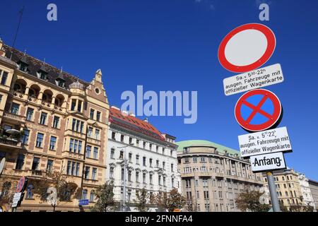 WIEN, ÖSTERREICH - 4. SEPTEMBER 2011: Straße gesperrt und kein Parkschild in Wien, Österreich. Stockfoto