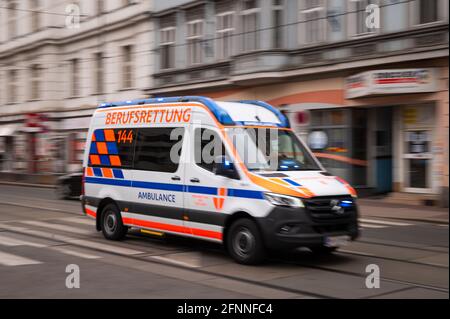 Wien, Österreich - 16. April 2021: Ambulanzwagen von Wien fährt schnell auf der Straße Stockfoto