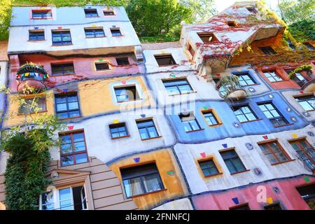 Wien, Österreich - 6. SEPTEMBER 2011: Hundertwasser Haus in Wien. Die ikonischen Gebäude wurde 1985 fertig gestellt und ist eines der schönsten Beispiele der expressio Stockfoto