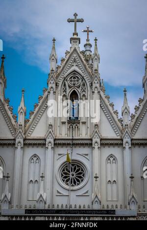 Unsere Dame von Dourdes Kirche Blick von oben mit blauem Himmel, der auf Thirssur ist. Stockfoto