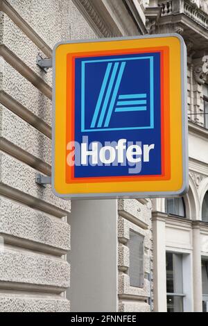 WIEN, ÖSTERREICH - 7. SEPTEMBER 2011: Hofer-Laden in Wien. Hofer ist eine Marke der Aldi Supermarktgruppe, die seit 1960 existiert und 53 Milliarden Euro hatte Stockfoto