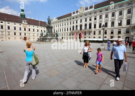 WIEN, ÖSTERREICH - 5. SEPTEMBER 2011: Besucher besuchen den Hofburg-Hof in Wien. Seit 2008 war Wien die 20. Meistbesuchte Stadt weltweit (by Stockfoto