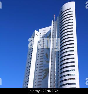 WIEN, ÖSTERREICH - 6. SEPTEMBER 2011: Hochhaus Neue Donau in Wien. Das von Harry Seidler entworfene Gebäude wurde 2002 fertiggestellt und ist 150 m hoch. Wie Stockfoto