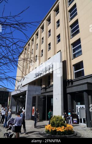 GLIWICE, POLEN - 11. MAI 2021: Bürger besuchen Urzad Miejski (englisch: City Hall) in Gliwice, einer der größten Städte der oberschlesischen M Stockfoto