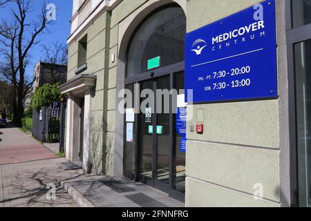 GLIWICE, POLEN - 11. MAI 2021: Medicover private Gesundheitsklinik in Gliwice Stadt in Polen. Mediover ist ein schwedisches Gesundheitsunternehmen. Stockfoto