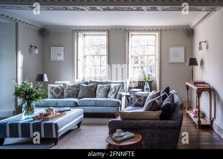 Pasha Embroidery und Pomeroy Paisley Kissen mit maßgeschneidertem Ottomane im Haus des Kaufmanns aus Jacobean-Wolle, Somerset Stockfoto