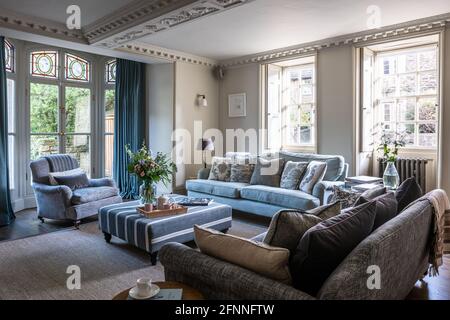 Pasha Embroidery und Pomeroy Paisley Kissen mit maßgeschneidertem Ottomane im Haus des Kaufmanns aus Jacobean-Wolle, Somerset. Stockfoto