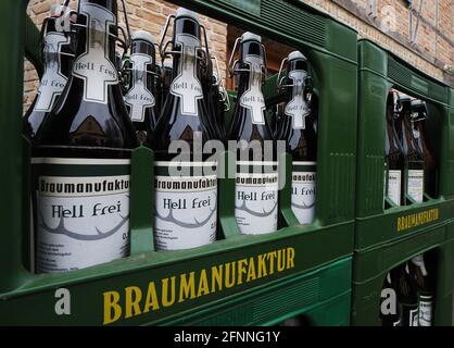 Potsdam, Deutschland. Mai 2021. Alkoholfreies Bier 'Hell frei' aus der Brauerei Forsthaus Templin wird in Flaschen mit Schaukeldecke gefüllt. Quelle: Soeren Stache/dpa-Zentralbild/dpa/Alamy Live News Stockfoto