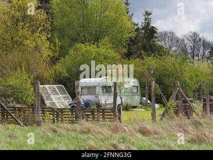 07. Mai 2021, Brandenburg, Wittstock/Dosse: Ein Campinganhänger steht in einem Garten am Stadtrand. Foto: Soeren Sache/dpa-Zentralbild/dpa Stockfoto