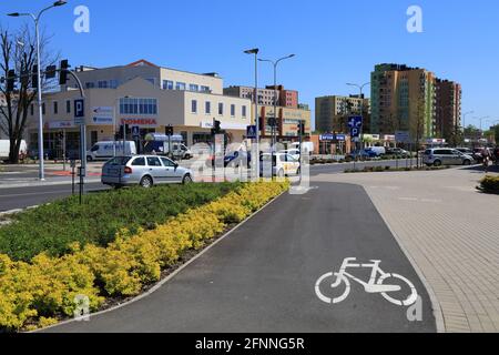 KEDZIERZYN-KOZLE, POLEN - 11. MAI 2021: Radweg in Kedzierzyn-Kozle, Polen. Kedzierzyn-Kozle ist die zweitgrößte Stadt der Provinz Opole. Stockfoto