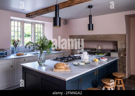 Artek leuchtet über der schwarzen Inseleinheit im Haus des Jacoban Wool Merchant, Somerset. Stockfoto