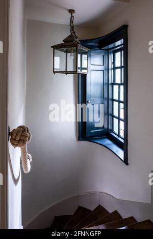 Laterne in geschwungener Treppe aus dem restaurierten Haus des Kaufmanns der Jakobischen Wolle, Somerset. Stockfoto
