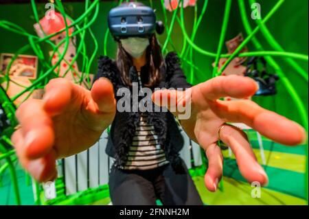 London, Großbritannien. 18 Mai 2021. Eine Virtual-Reality-Station, die in Zusammenarbeit mit HTC VIVE Arts entwickelt wurde und Besucher zum Flamingo-Krocket einlädt - Alice: Curiouser und Curiouser-Ausstellung auf der V&A öffnet sich, sobald die Sperre weiter nachlässt. Das V&A ist das erste Museum, das die kulturelle Wirkung von Alice im Wunderland und seine fortwährende Inspiration für führende Kreative, von Salvador Dalí und Yayoi Kusama bis hin zu den Beatles, Vivienne Westwood und Little Simz, vollständig erforscht. Die Ausstellung wurde von dem preisgekrönten Designer Tom Piper entworfen, der vor allem für seine bekannt ist Stockfoto