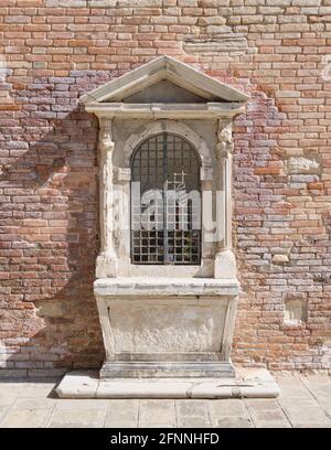 Ein kleiner Altar an einer Mauer im Norden Venedigs Cannaregio Stockfoto