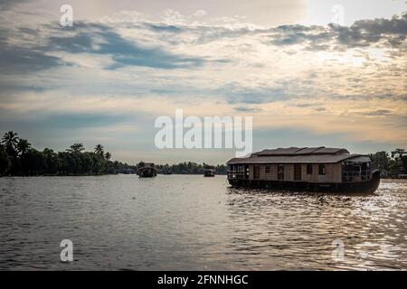 Hausboote im Rückwasser mit blauem Himmel und weißen Wolken Bild wird auf alleppey kerala indien aufgenommen. Es zeigt die erstaunliche Schönheit von alleppey. Stockfoto