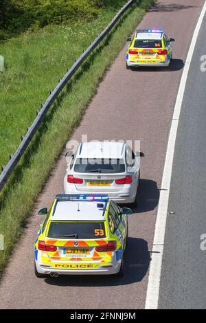 Polizeijagd in Manchester, Großbritannien. April 2022. TpacSafe STOP Tactics Tactical Pursuit and Containment (TPAC) stoppt. Hochgeschwindigkeitsverfolgung mit verfolgtem Auto mit dem Einsatz von Stinger deaktiviert. Der PROSpike Polizeistinger ist ein neues und innovatives Fahrzeug-Stopp-System. Stockfoto
