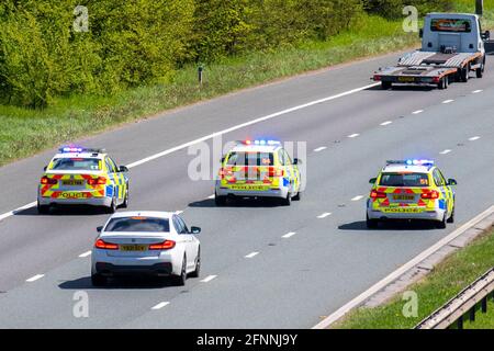 Polizeijagd in Manchester, Großbritannien. April 2022. TpacSafe STOP Tactics Tactical Pursuit and Containment (TPAC) stoppt. Hochgeschwindigkeitsverfolgung mit verfolgtem Auto mit dem Einsatz von Stinger deaktiviert. Der PROSpike Polizeistinger ist ein neues und innovatives Fahrzeug-Stopp-System. Stockfoto