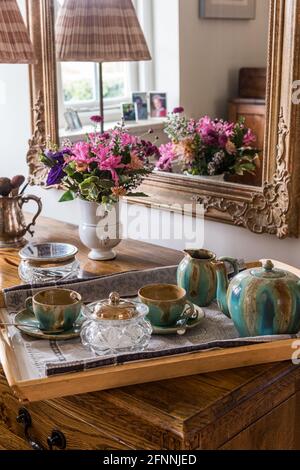 Teaset auf Tablett am Bett in viktorianischen Cottage aus dem 19. Jahrhundert. Stockfoto