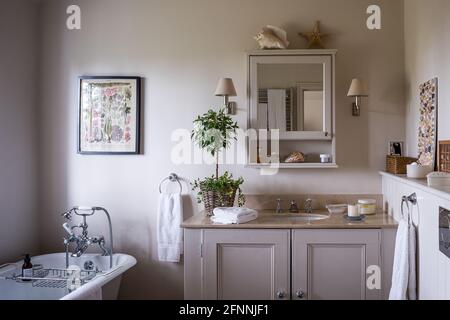 Spiegelschrank über dem Waschbecken in viktorianischer Hütte aus dem 19. Jahrhundert. Stockfoto