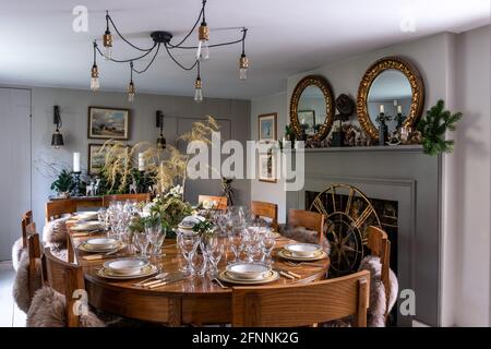 Tisch für zehn an Weihnachten in georgianischen Ferienhaus, West Sussex. Stockfoto