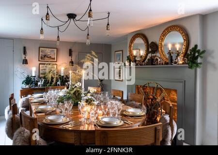 Zündete Kerzen auf dem Tisch in georgianischen Ferienhaus an Weihnachten, West Sussex. Stockfoto