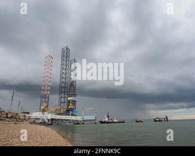 Sheerness, Kent, Großbritannien. Mai 2021. UK Wetter: Epische Sturmwolken über Sheerness, Kent. Kredit: James Bell/Alamy Live Nachrichten Stockfoto
