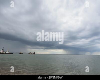 Sheerness, Kent, Großbritannien. Mai 2021. UK Wetter: Epische Sturmwolken über Sheerness, Kent. Kredit: James Bell/Alamy Live Nachrichten Stockfoto