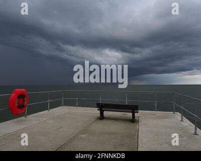 Sheerness, Kent, Großbritannien. Mai 2021. UK Wetter: Epische Sturmwolken über Sheerness, Kent. Kredit: James Bell/Alamy Live Nachrichten Stockfoto