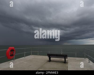 Sheerness, Kent, Großbritannien. Mai 2021. UK Wetter: Epische Sturmwolken über Sheerness, Kent. Kredit: James Bell/Alamy Live Nachrichten Stockfoto