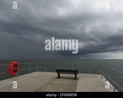 Sheerness, Kent, Großbritannien. Mai 2021. UK Wetter: Epische Sturmwolken über Sheerness, Kent. Kredit: James Bell/Alamy Live Nachrichten Stockfoto