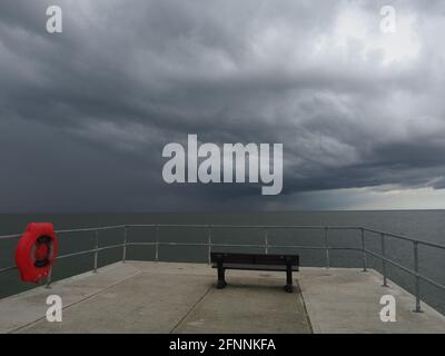 Sheerness, Kent, Großbritannien. Mai 2021. UK Wetter: Epische Sturmwolken über Sheerness, Kent. Kredit: James Bell/Alamy Live Nachrichten Stockfoto