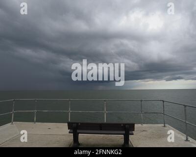 Sheerness, Kent, Großbritannien. Mai 2021. UK Wetter: Epische Sturmwolken über Sheerness, Kent. Kredit: James Bell/Alamy Live Nachrichten Stockfoto